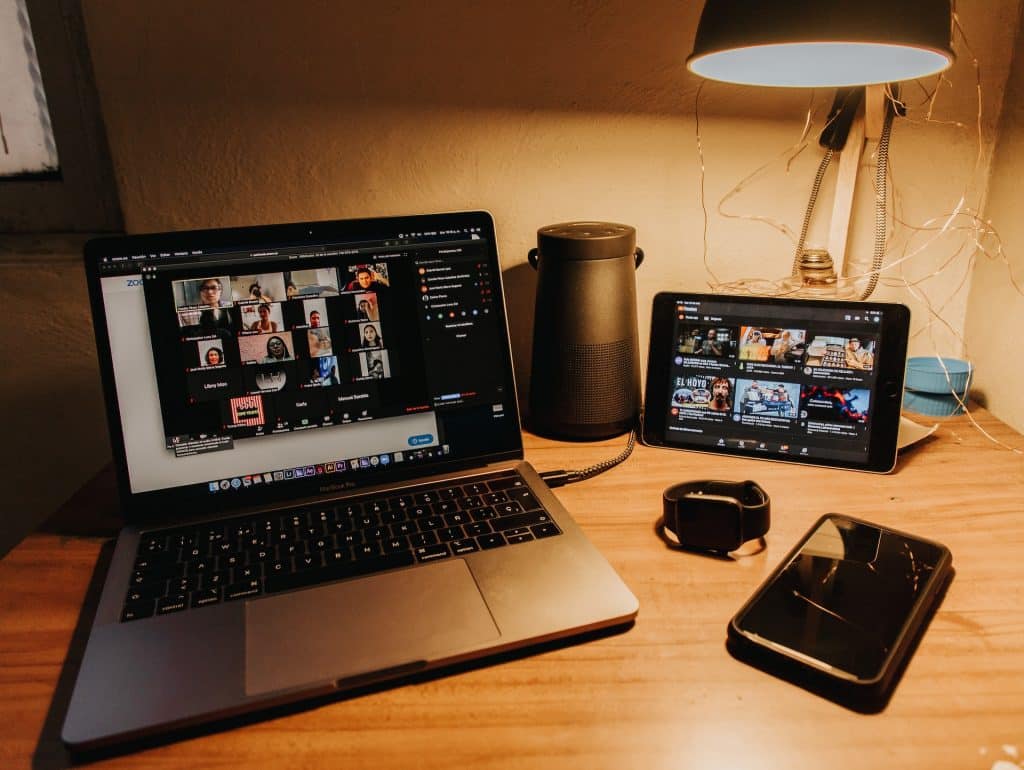 Videochamada. Foto: Gabriel Benois/Unsplash.