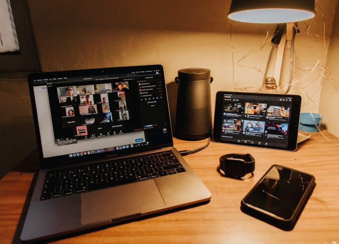 Videochamada. Foto: Gabriel Benois/Unsplash.