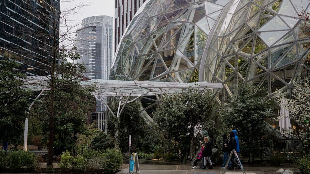 Fachada de prédio da Amazon em Seattle