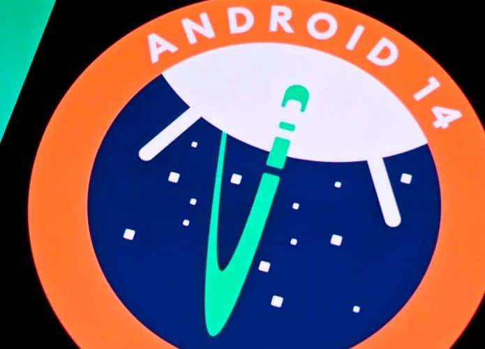 Celular com imagem do logomarca do Android 14 aberta