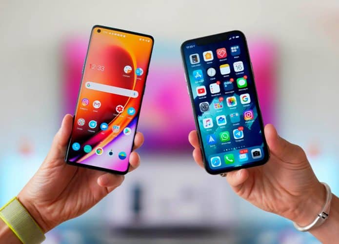 Uma pessoa segurando um celular Android e outra segurando um iPhone