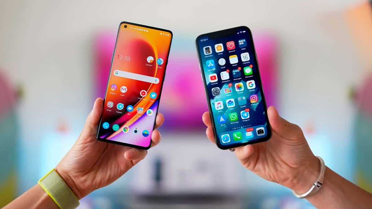 Uma pessoa segurando um celular Android e outra segurando um iPhone
