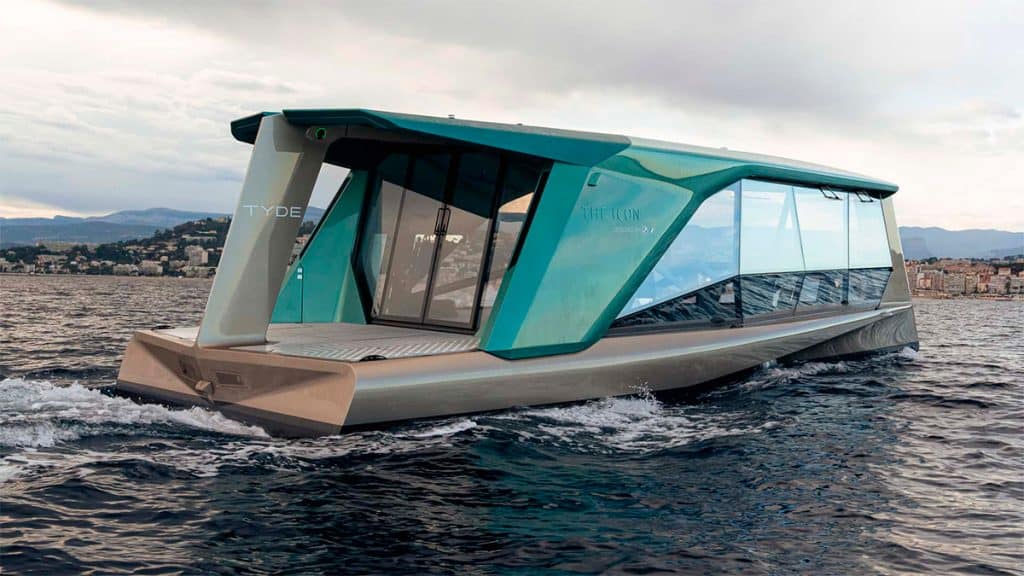 Visão da lateral e traseira do novo barco elétrico da BMW enquanto embarcação navega