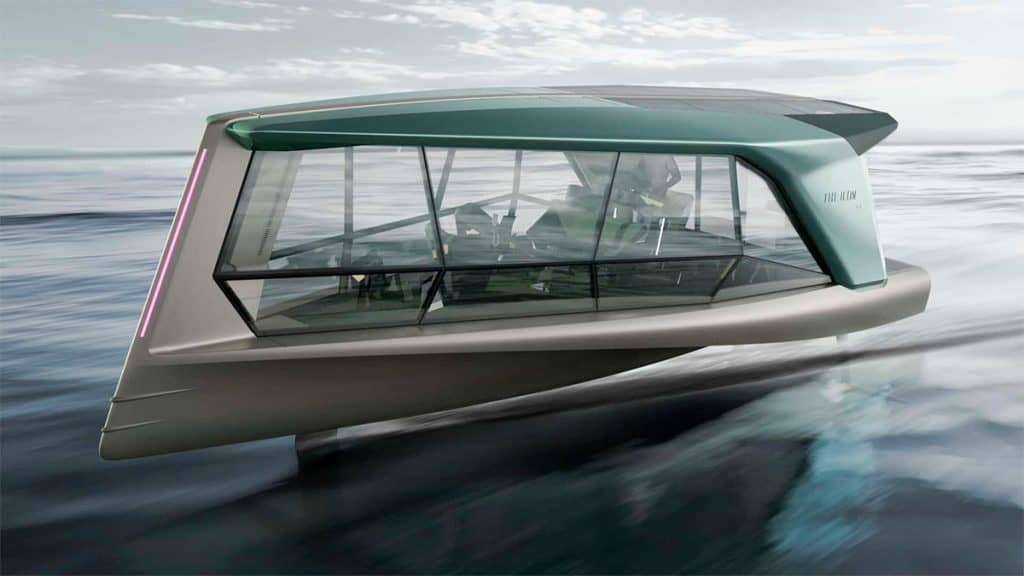 Visão da lateral e frente do novo barco elétrico da BMW enquanto embarcação navega