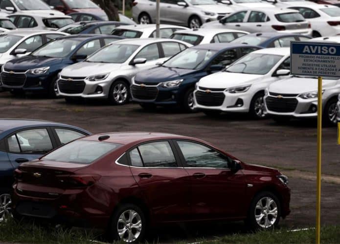 Pátio com muitos carros novos estacionados