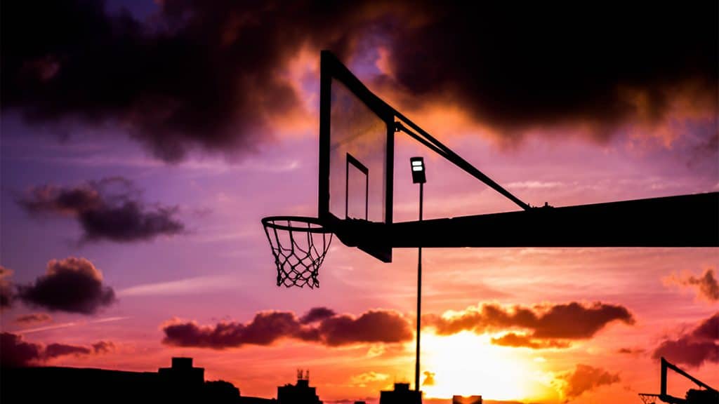 Cesta de basquete durante pôr do sol