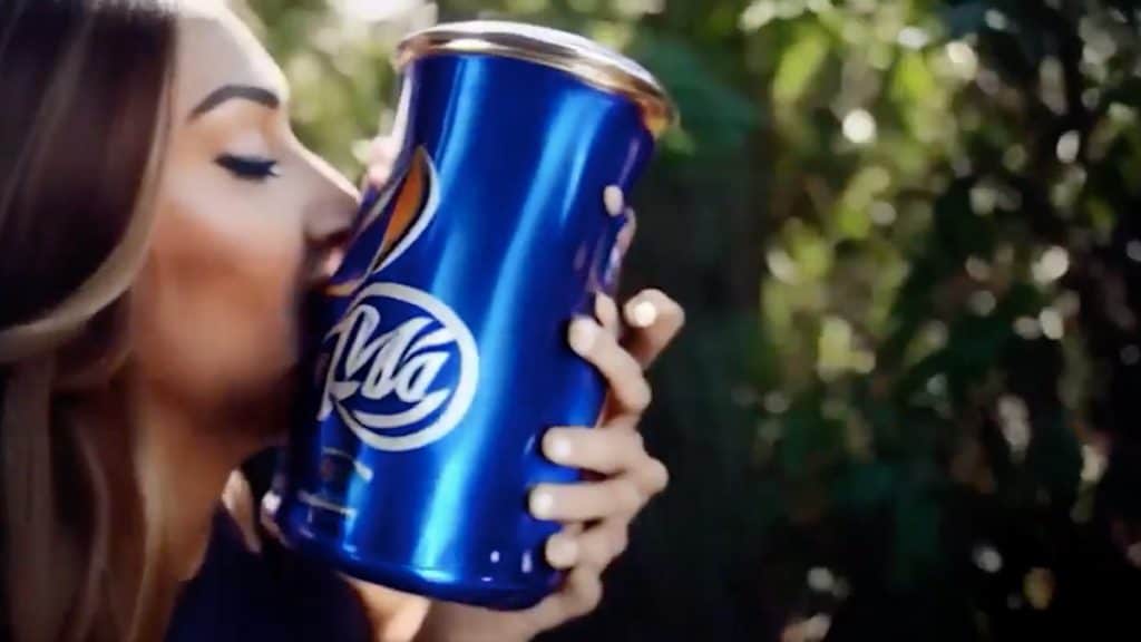 Cena de comercial criado por IA em que mulher toma cerveja