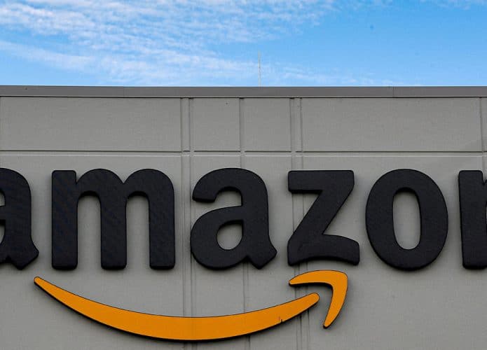 Logomarca da Amazon em fachada de prédio da empresa