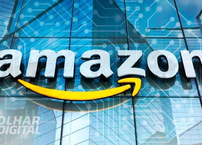 Fachada de prédio da Amazon com desenho de cérebro digital sobreposto