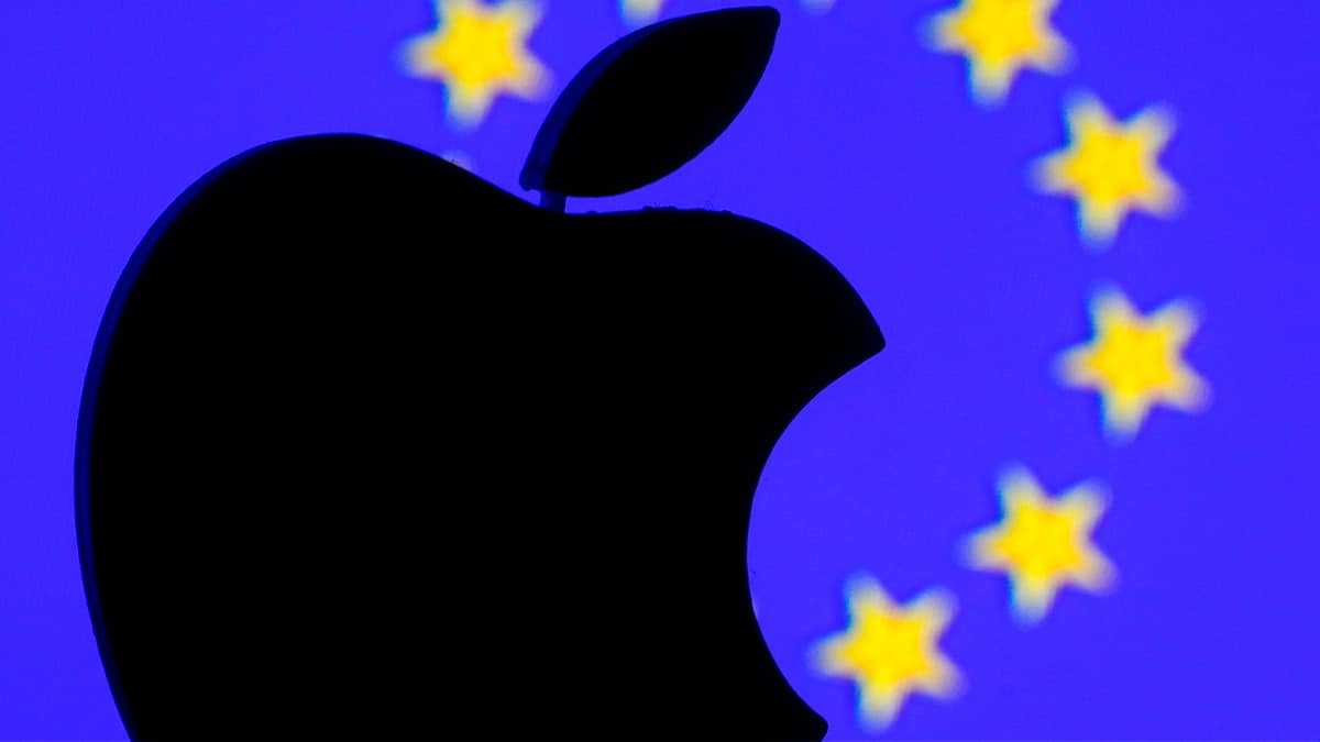 Logomarca da Apple com bandeira da União Europeia ao fundo