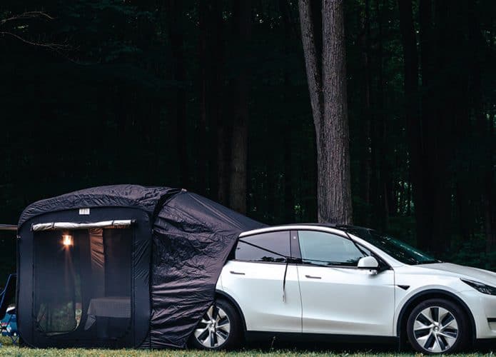 Barraca acoplada a Tesla em floresta
