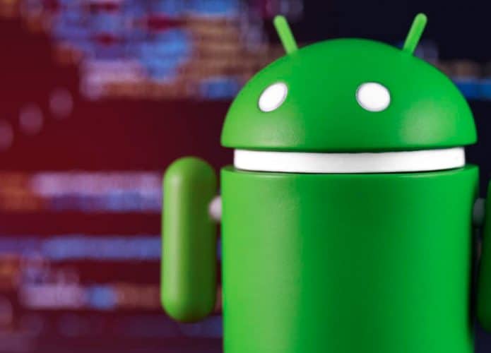 Boneco do Android com linhas de código de programação ao fundo