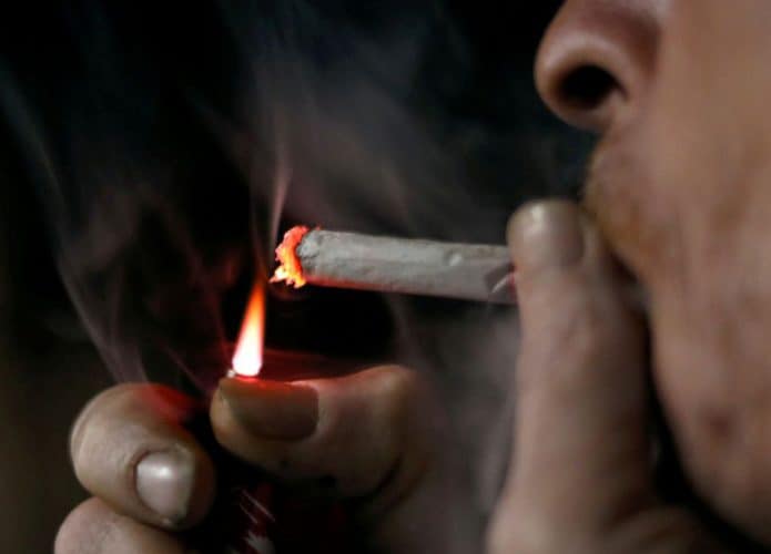 Pessoa acendendo cigarro