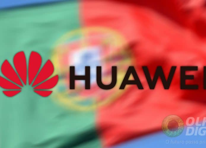 Logomarca da Huawei com bandeira de Portugal ao fundo