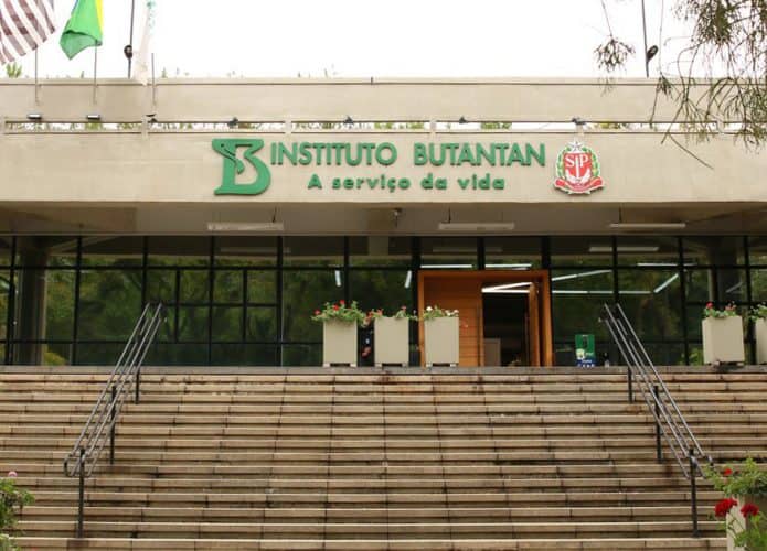 Escadaria e entrada do prédio do Instituto Butantan