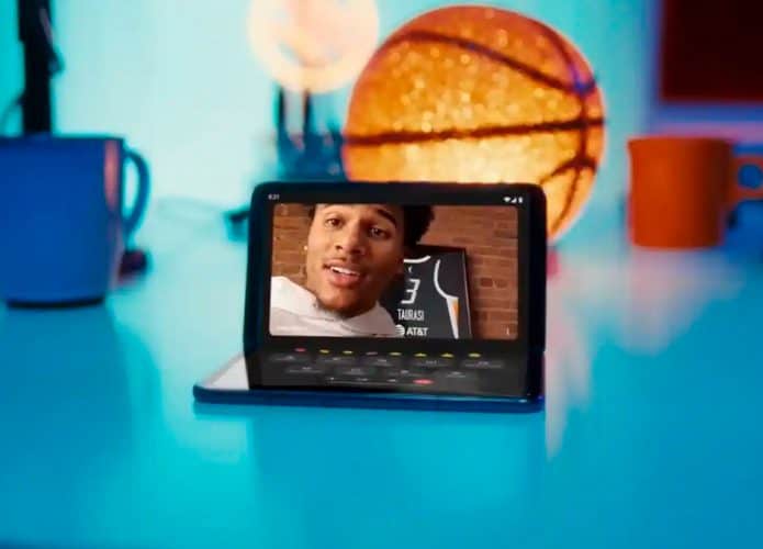 Novo Pixel Fold aberto parcialmente, num ângulo de 90 graus, colocado sobre uma mesa durante chamada de vídeo
