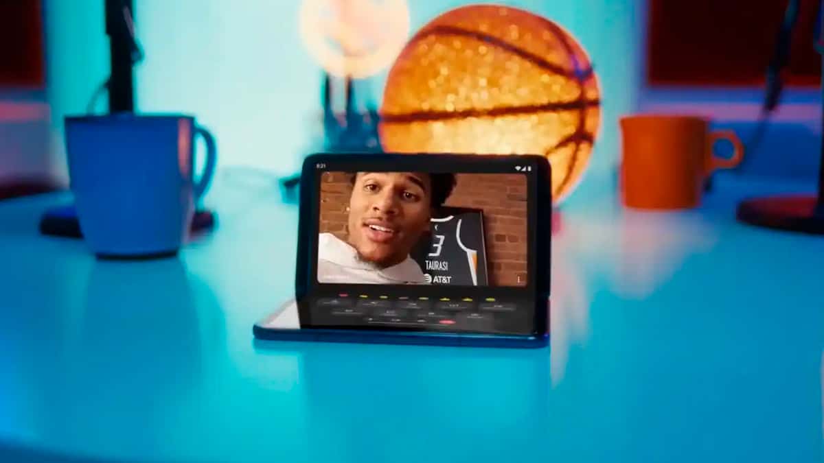 Novo Pixel Fold aberto parcialmente, num ângulo de 90 graus, colocado sobre uma mesa durante chamada de vídeo