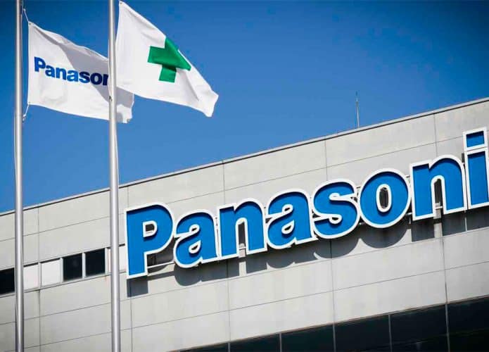 Fachada da Panasonic com bandeiras da empresa e do Japão