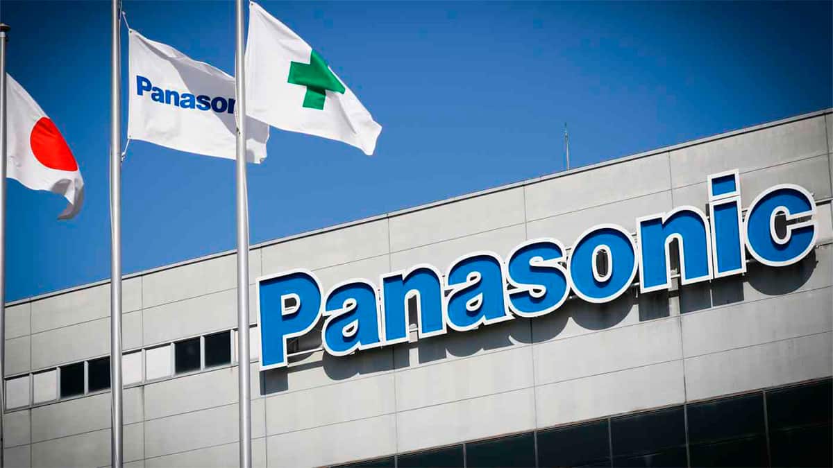 Fachada da Panasonic com bandeiras da empresa e do Japão