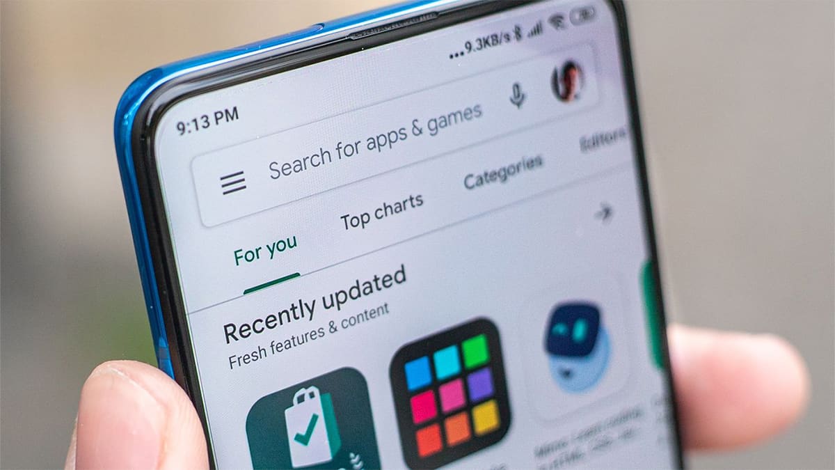 Pessoa segurando celular Android com Play Store aberta