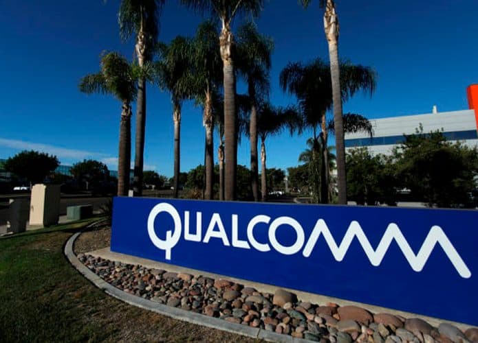Fachada da Qualcomm em dia ensolarado