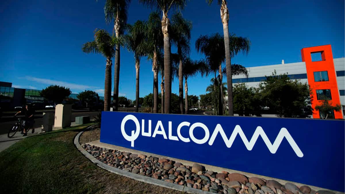 Fachada da Qualcomm em dia ensolarado