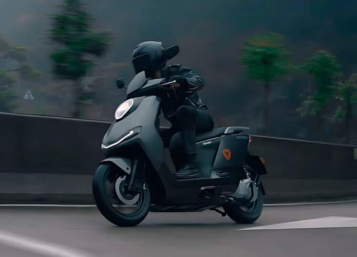 Pessoa dirigindo scooter elétrica F200, da Yadea, em rodovia