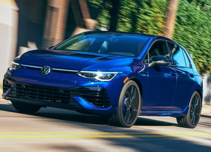 Pessoa dirigindo um Volkswagen Golf R na rua