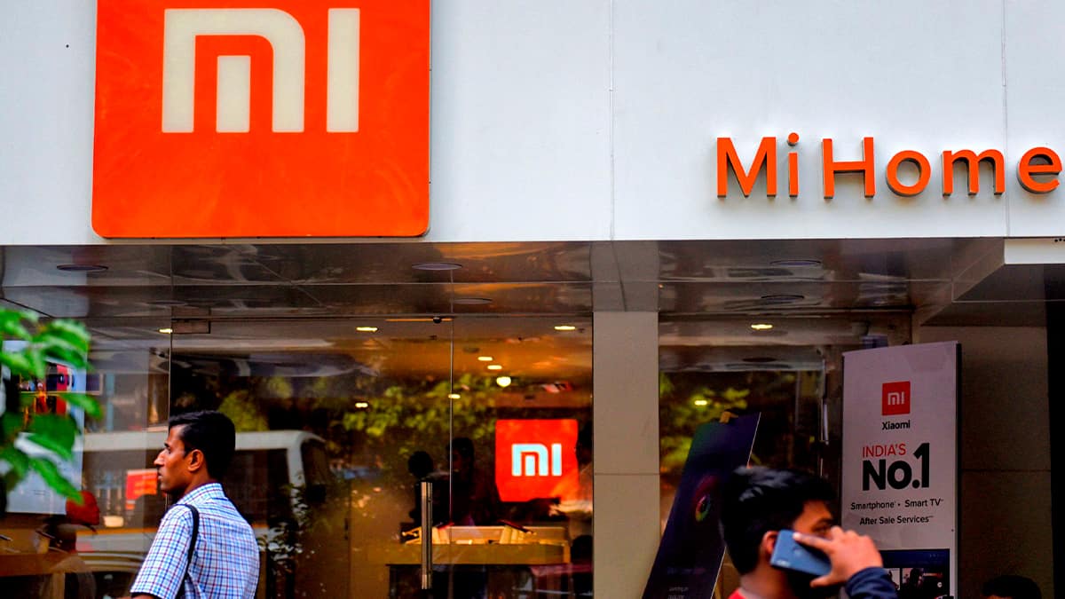 Fachada de loja da Xiaomi na Índia com homens passando na frente