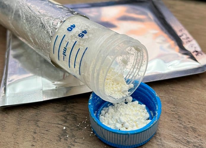 Frasco com leite materno em pó