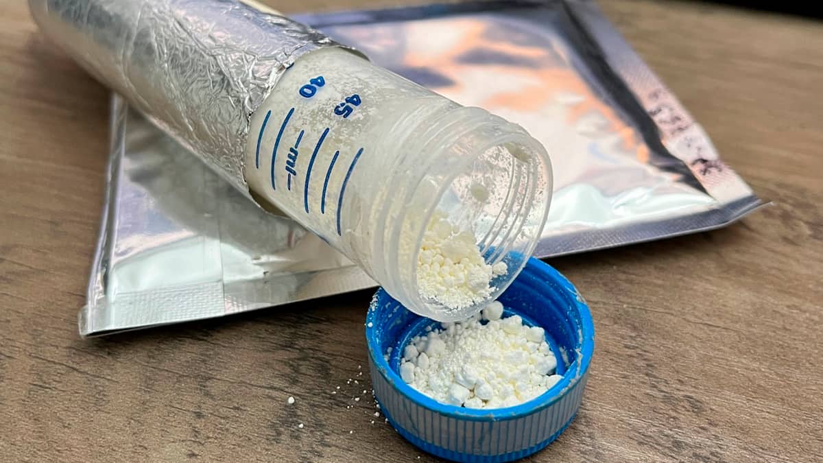 Frasco com leite materno em pó