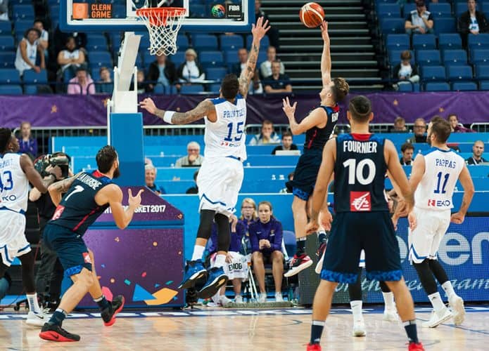 Jogadores durante partida de basquete