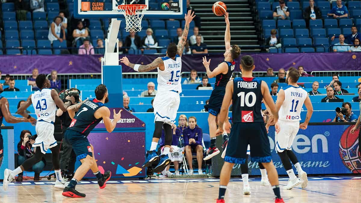 Jogadores durante partida de basquete