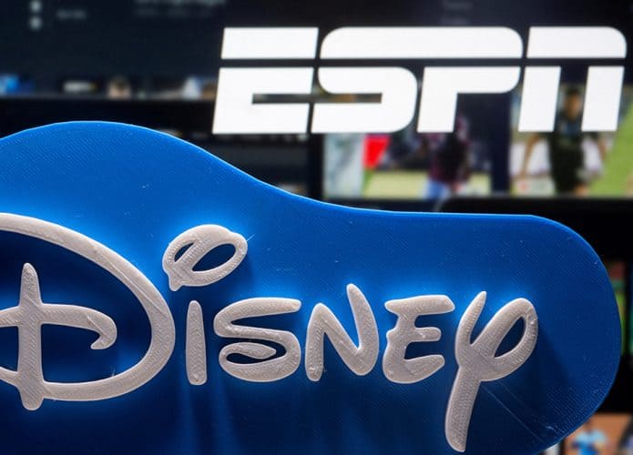 Logomarcas da Disney e ESPN sobrepostas com streaming ao fundo