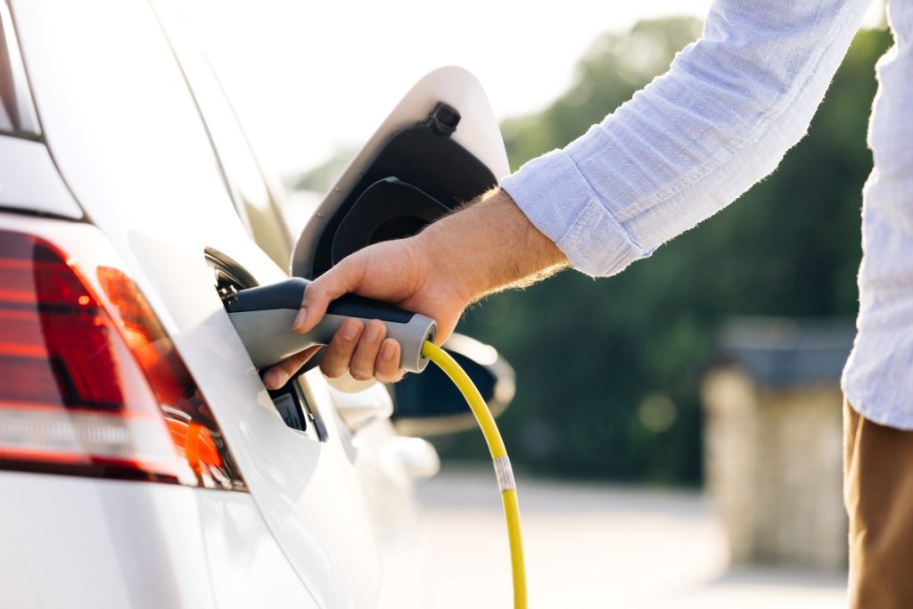 Pessoa carregando carro elétrico