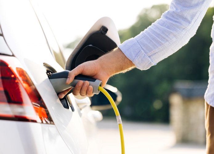 Pessoa carregando carro elétrico