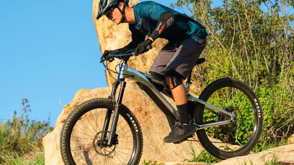Homem andando em nova bicicleta elétrica da Yamaha