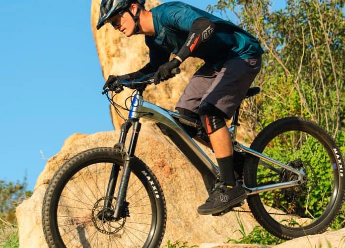 Homem andando em nova bicicleta elétrica da Yamaha