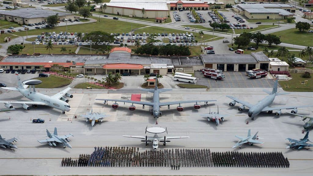 Visão aérea de centro militar dos EUA na ilha de Guam