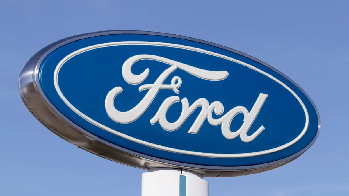 Logomarca da Ford em prédio da montadora