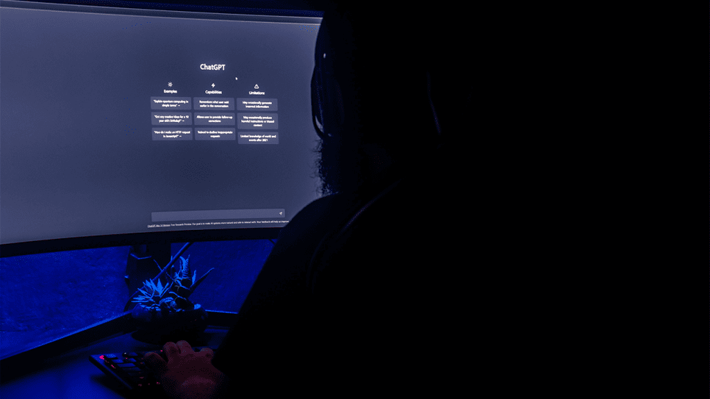 Imagem mostrando a silhueta de uma pessoa em frente ao computador com a tela do Chat GPT aberto