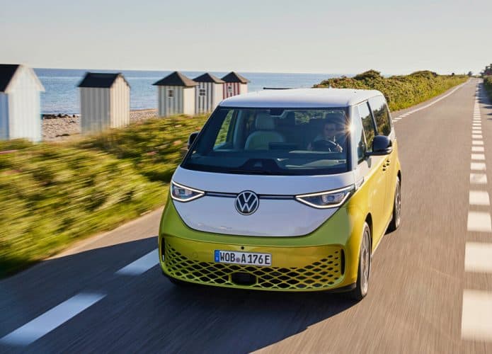 Homem dirigindo Kombi elétrica em rodovia