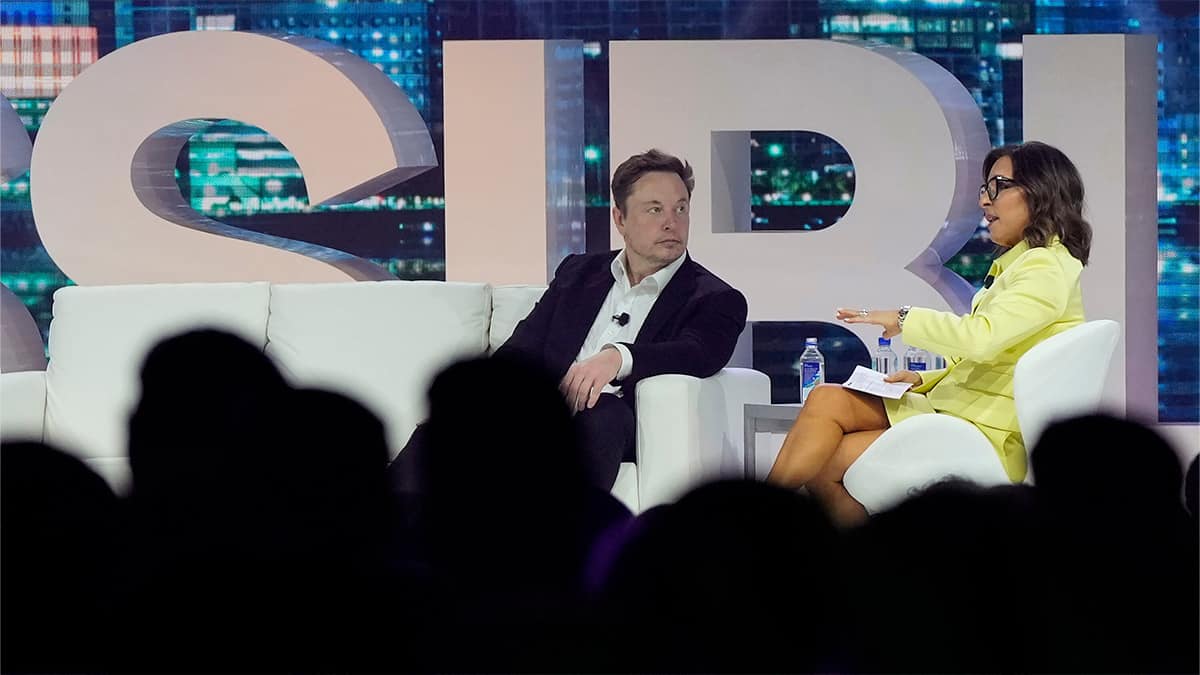 Elon Musk e Linda Yaccarino, nova CEO do Twitter, em evento