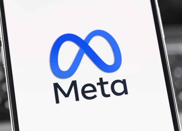 Celular com logomarca da Meta na tela