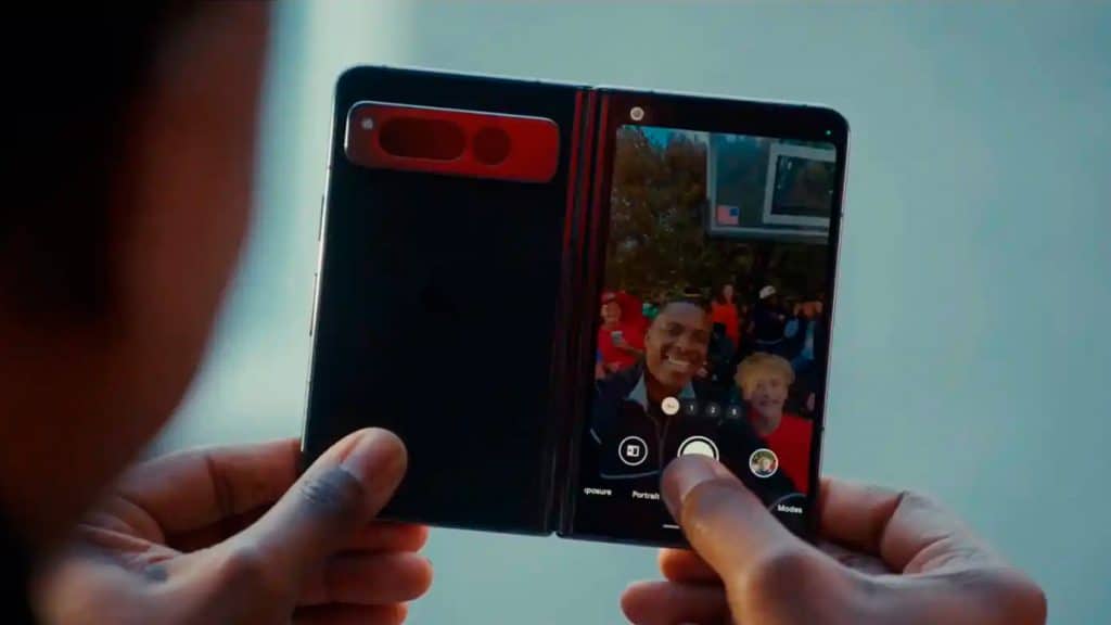 Pessoa em chamada de vídeo com outra no novo Pixel Fold