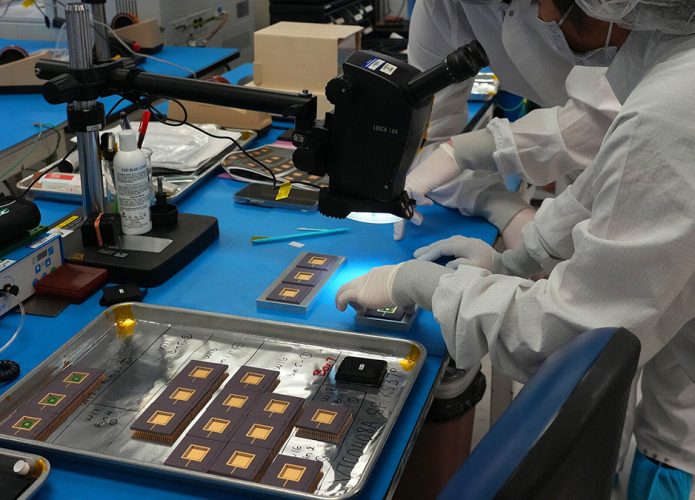 Funcionários manuseando novo processador em linha de produção