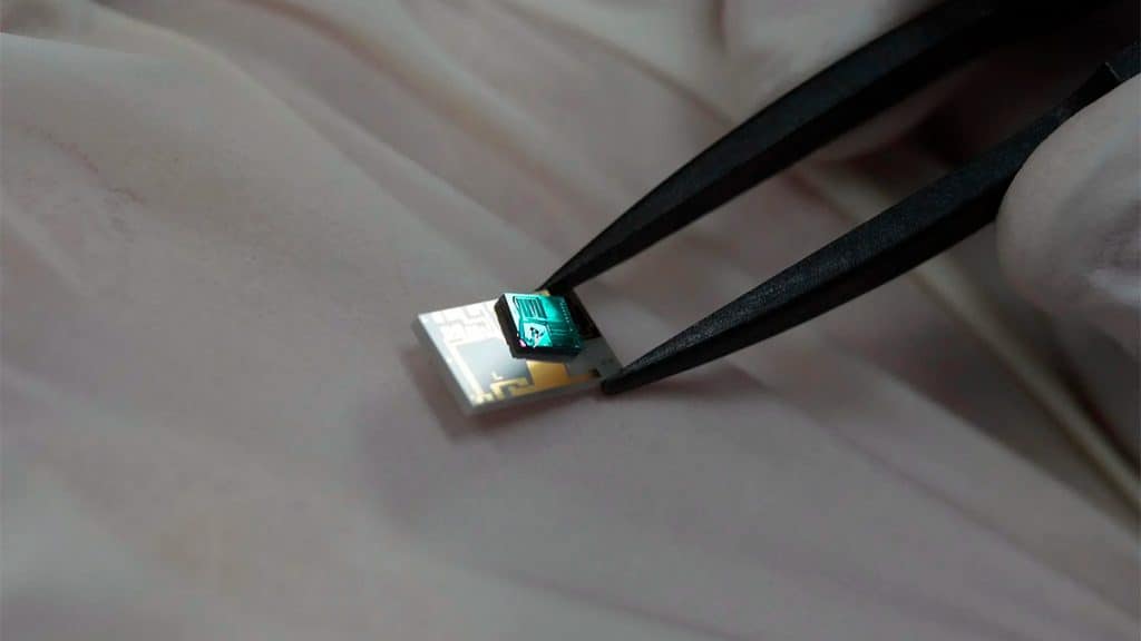 Novo processador sendo manuseado com pinça