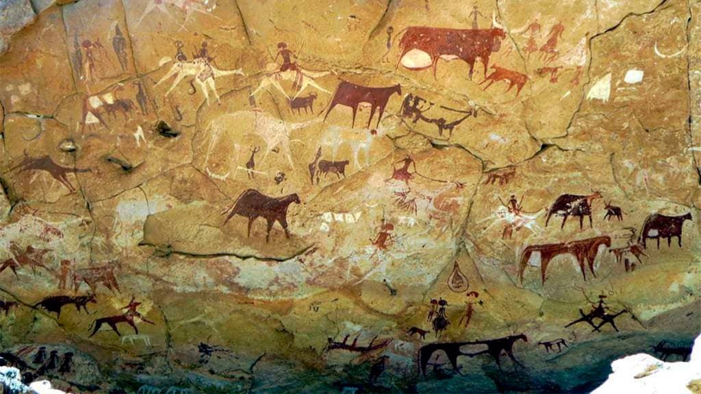 Pedra com pintura rupestre de homens e animais