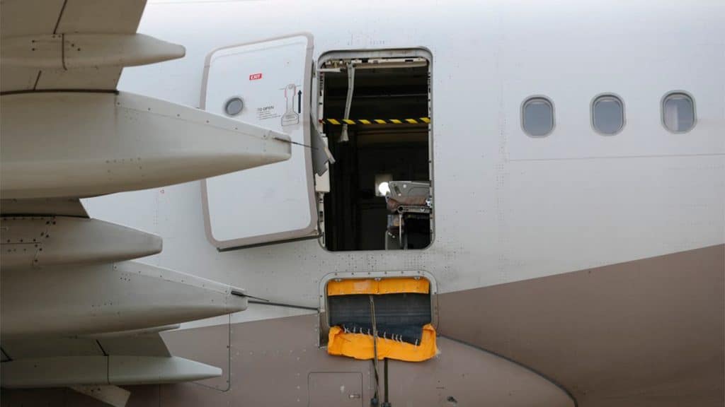 Avião estacionado com porta aberta no aeroporto