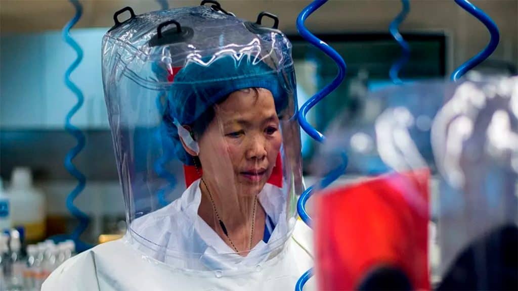 Professora Shi Zhengli em laboratório na cidade de Wuhan, na China
